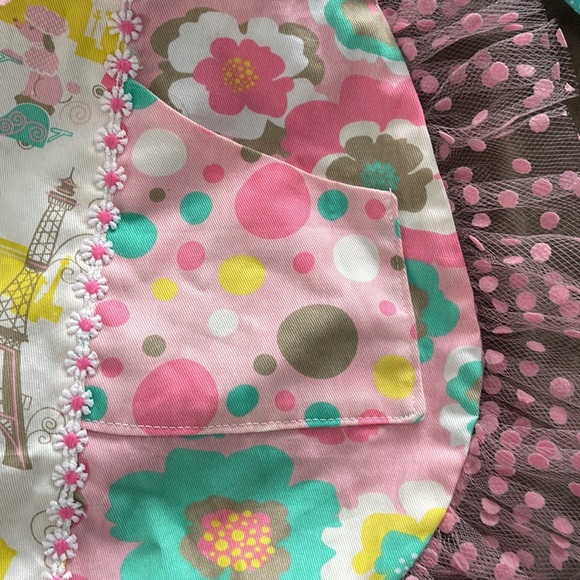 Kids Parisien inspired apron. With faux flower detail - Picture 5 of 5